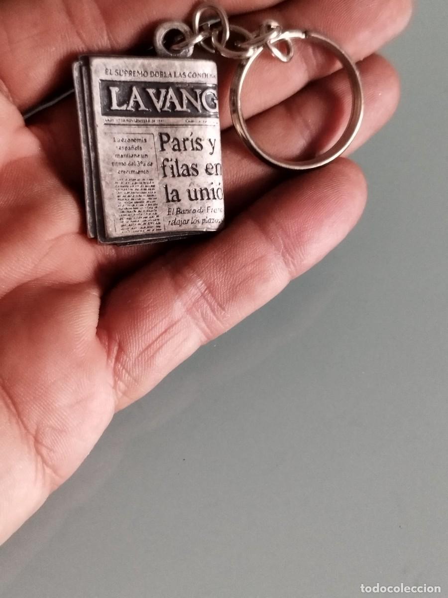 Sammlung von Schl&uuml;sselanh&auml;ngern: Llavero de publicidad peri&oacute;dico, diario La Vanguardia., veh&iacute;culo. Con coche de &eacute;poca en relieve.