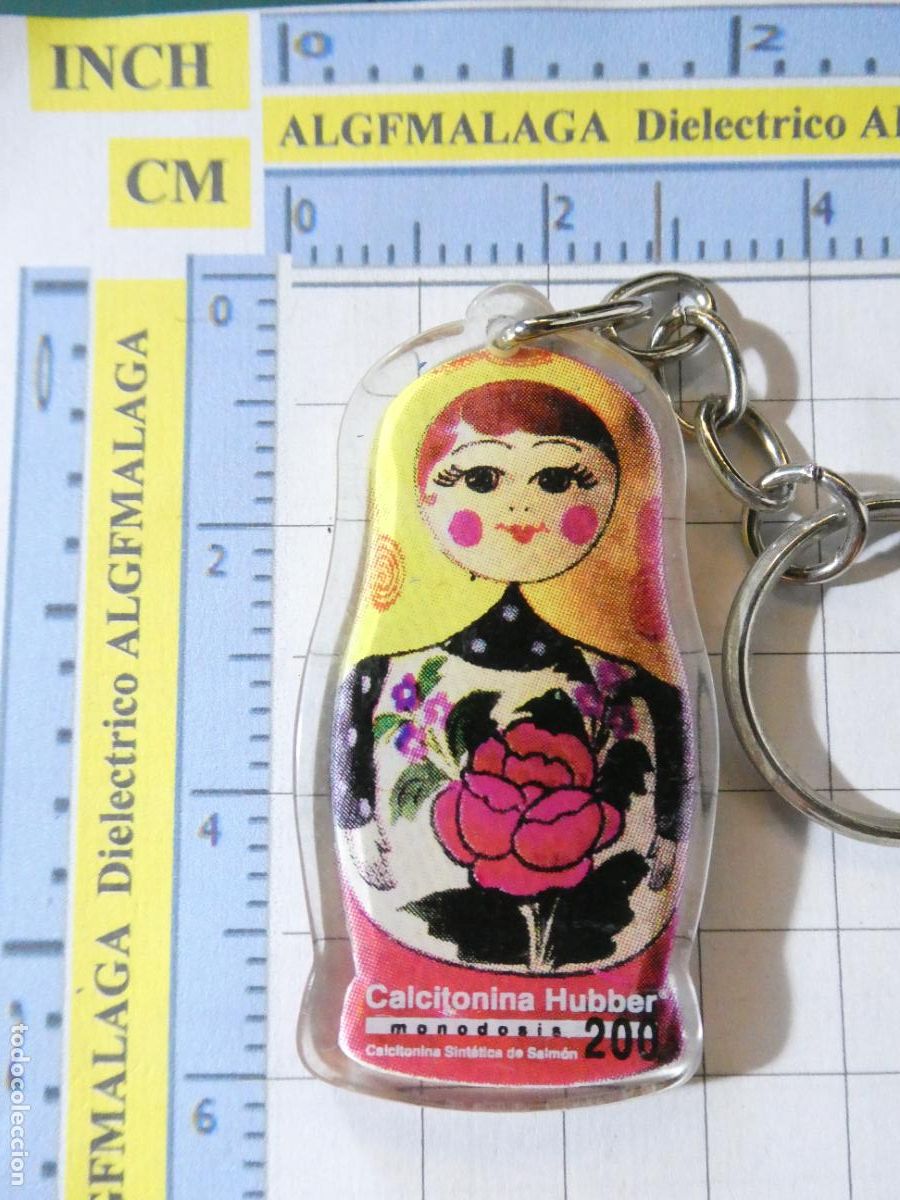 Coleccionismo de llaveros: LLAVERO DE SANIDAD MEDICINAS. CALCITONINA HUBBER. MU&Ntilde;ECA MATRIOSKA RUSIA