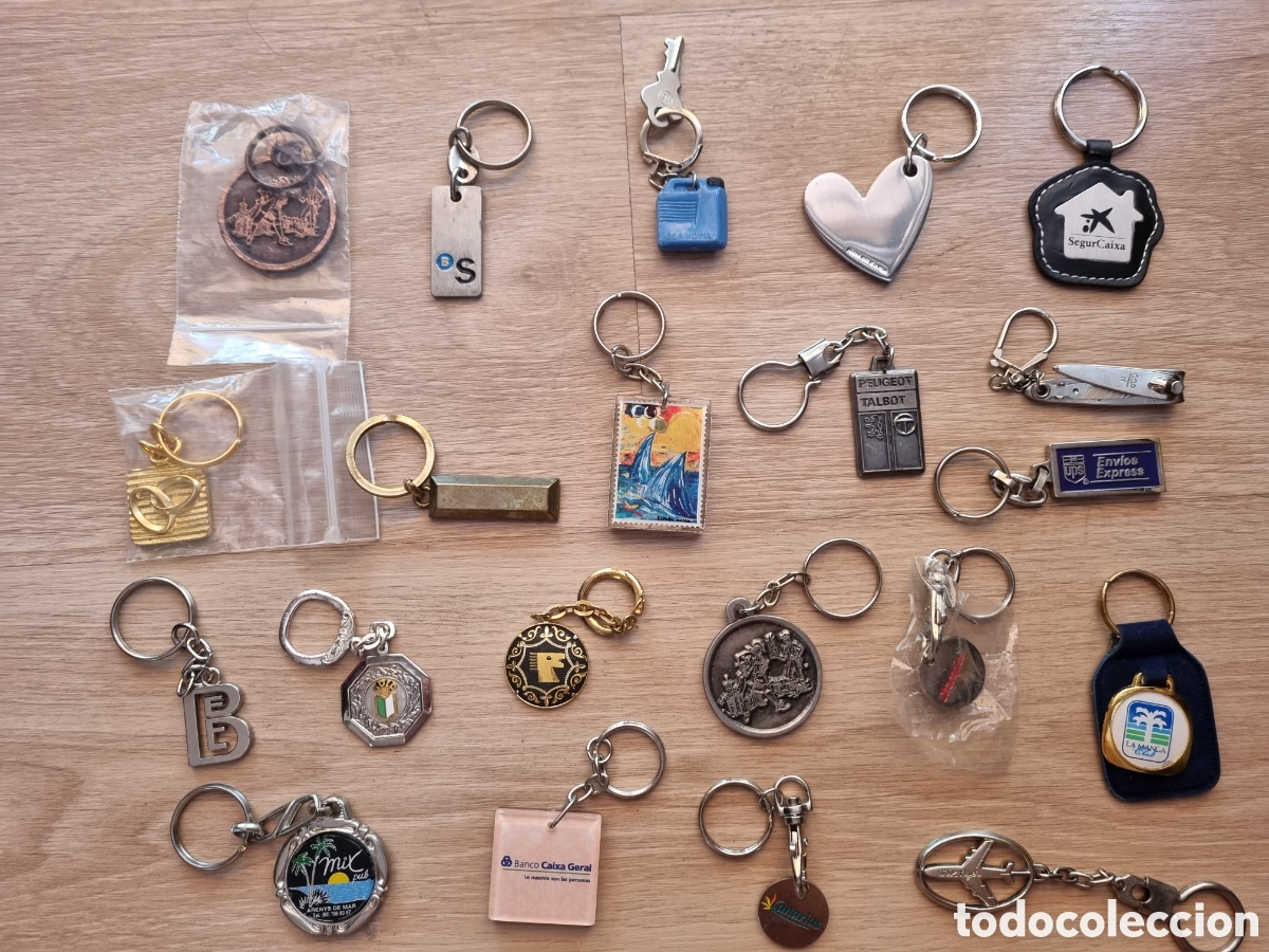 Coleccionismo de llaveros: Colecci&oacute;n de 21 llaveros antiguos espa&ntilde;oles. Todos distintos en forma y tem&aacute;tica. Muy interesantes.