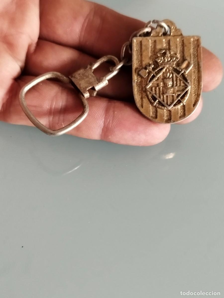Coleccionismo de llaveros: Antiguo llavero de los Bomberos de Barcelona. Con escudo de la ciudad casco de bombero, una escalera