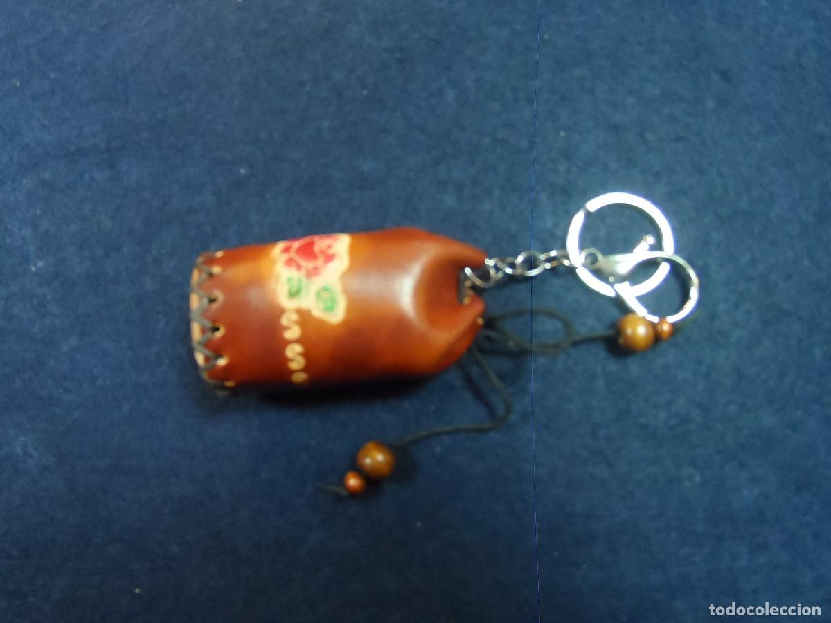 Sammlung von Schl&uuml;sselanh&auml;ngern: LLAVERO BOLSA DE CUERO Y ACERO. MED 14 X 4 CMS