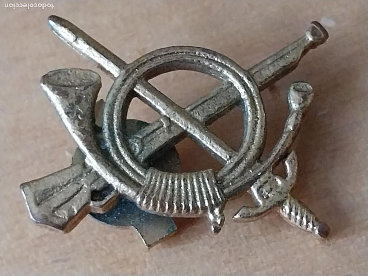 Coleccionismo de llaveros: INFANTERIA INSIGNIA CORNETIN ESPADA FUSIL METAL DORADO ORIGINAL 2.35ANCHO