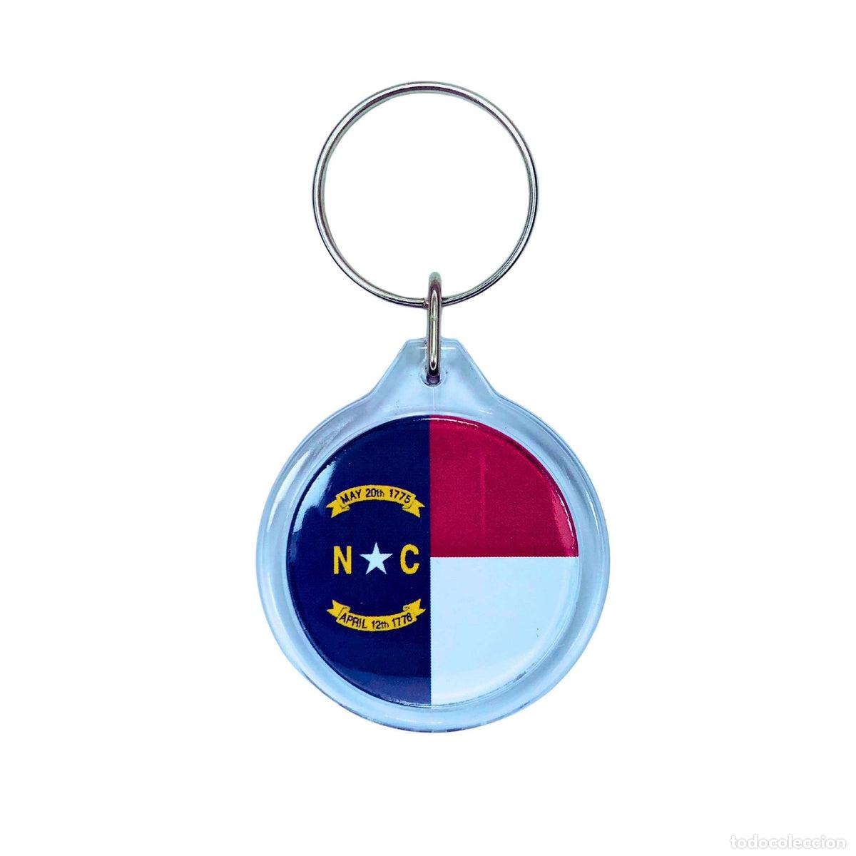Sammlung von Schl&uuml;sselanh&auml;ngern: Llavero Acr&iacute;lico Redondo - Bandera Estado North Carolina - USA