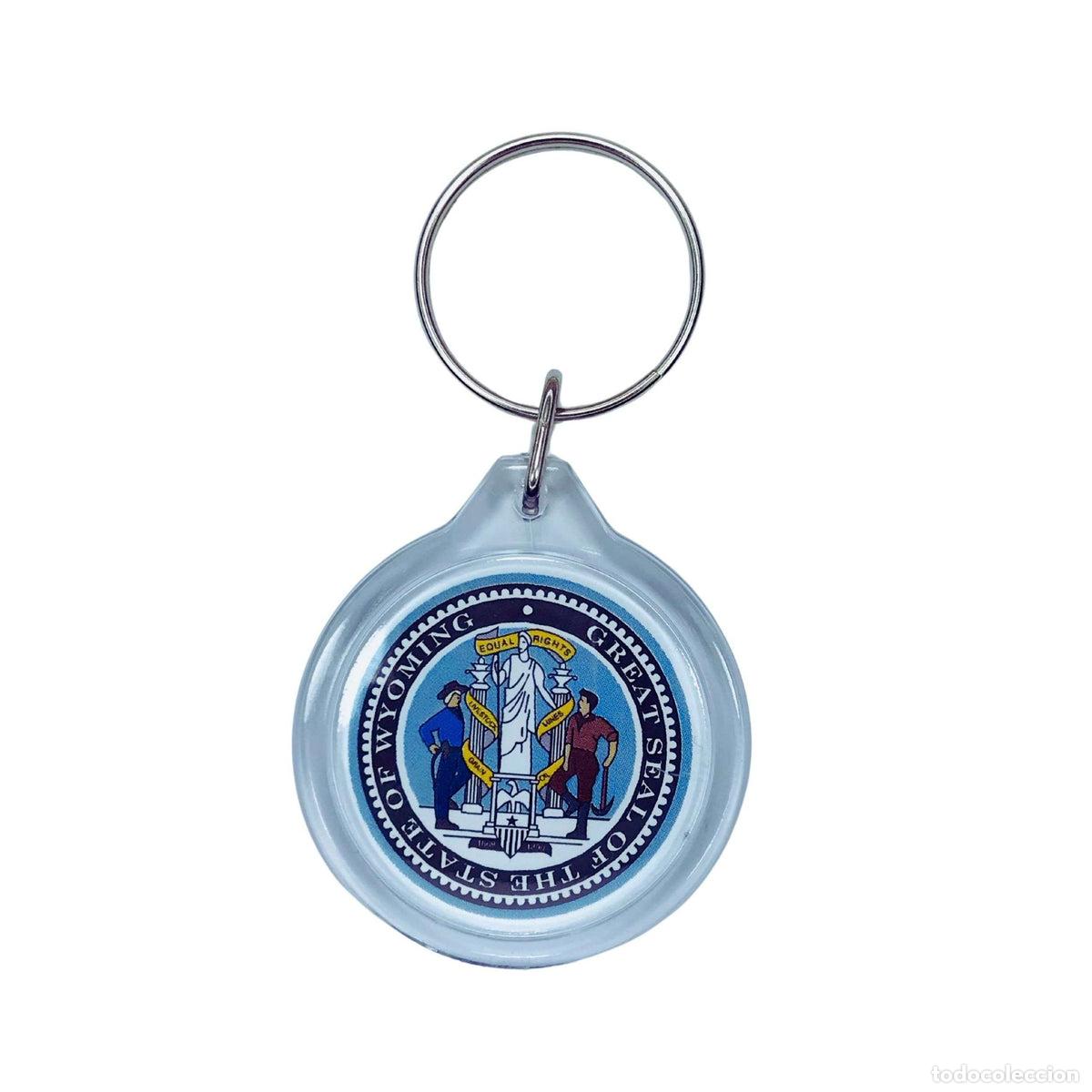 Collection of Keychains: Llavero Acr&iacute;lico Redondo- Escudo Estado Wyoming - USA