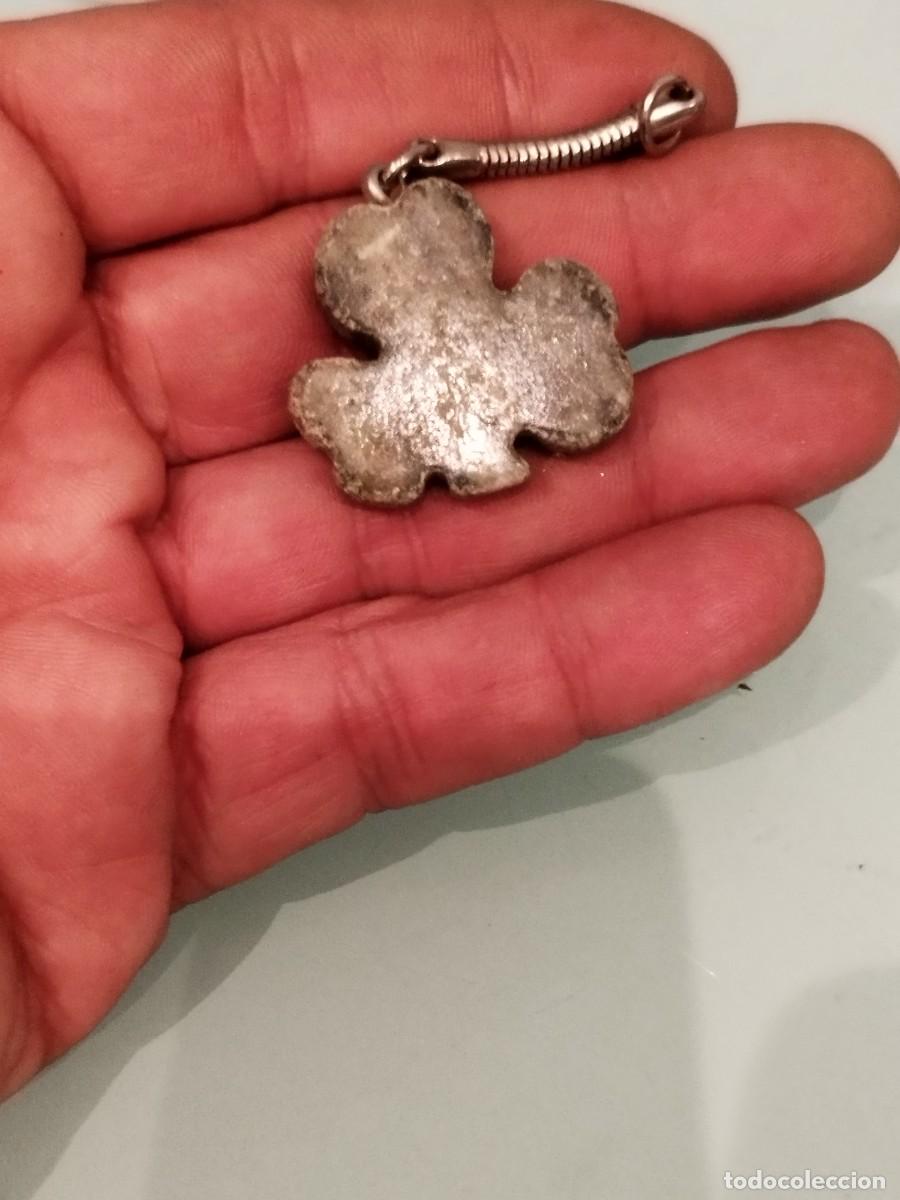 Collezionismo di Portachiavi: Antiguo llavero de un tr&eacute;bol de tres hojas, de piedra, mineral a identificar.