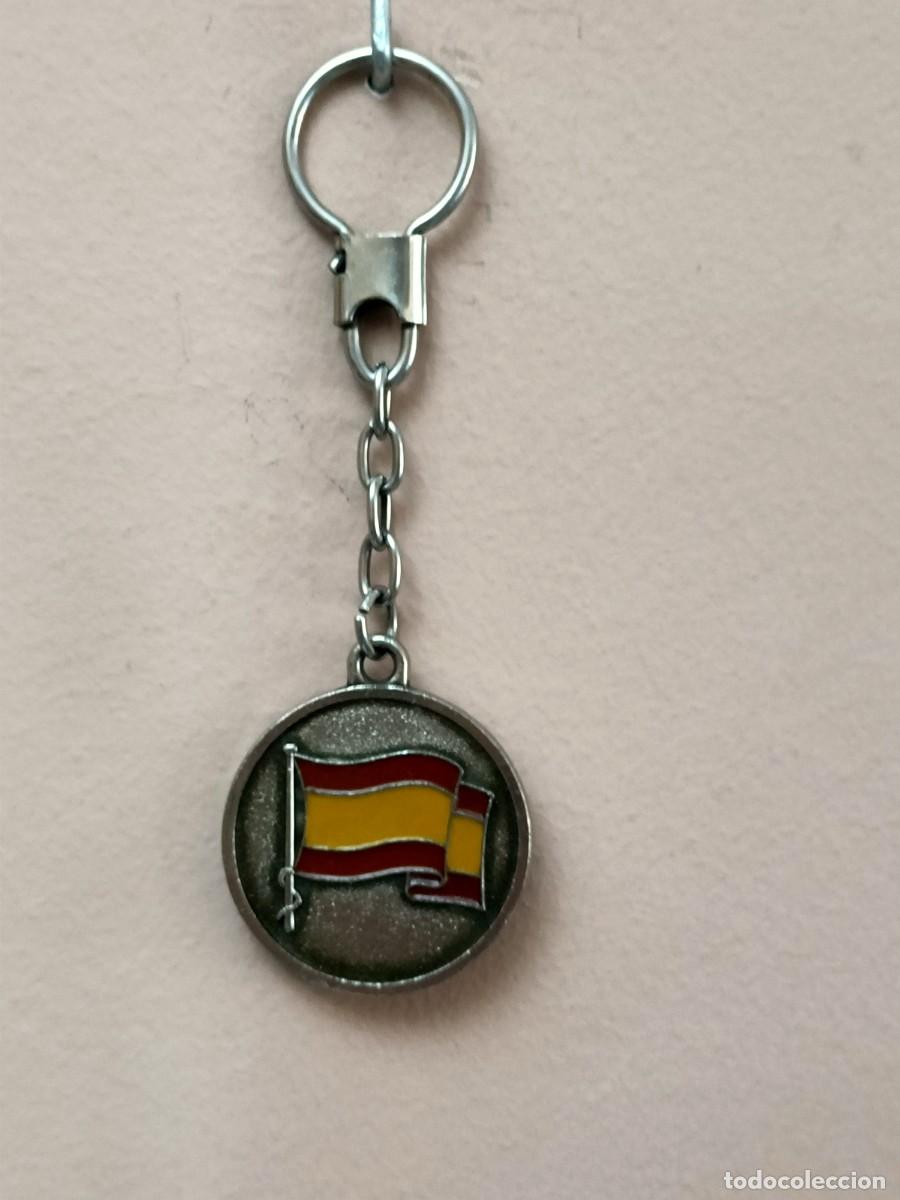Collection of Keychains: LLAVERO MET&Aacute;LICO. BANDERA DE ESPA&Ntilde;A REGIMIENTO DE TRANSMISIONES. PERFECTO ESTADO.