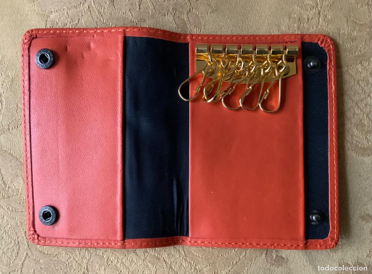 Collection of Keychains: LLAVERO DE PIEL COLOR NARANJA