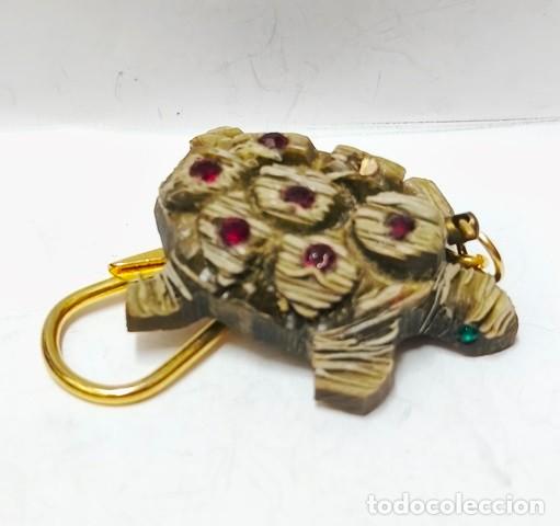 Coleccionismo de llaveros: LLAVERO DE RESINA TORTUGA CON CUENTAS ROJAS INCRUSTADAS - LLAV-28372 - B-1084