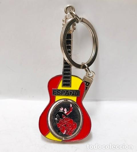 Coleccionismo de llaveros: LLAVERO DE METAL ESMALTADO GUITARRA RECUERDO DE ESPA&Ntilde;A - BENIDORM - LLAV-28376 - B-1085