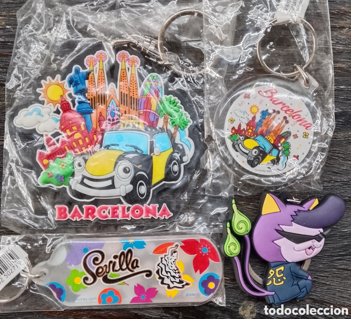 Collection of Keychains: Lote 4 llaveros goma y petraquilato