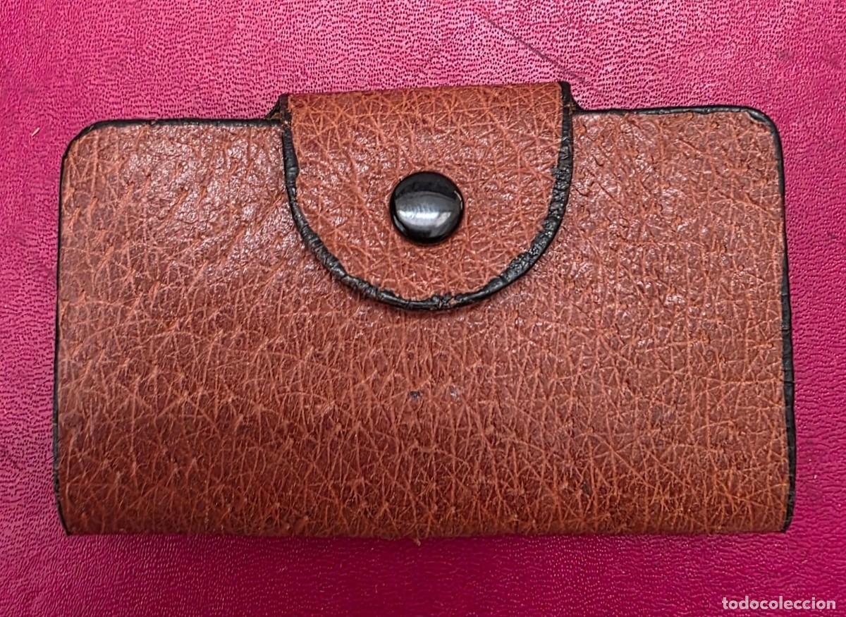 Sammlung von Schl&uuml;sselanh&auml;ngern: Llavero vintage Menarini en cuero con ganchos met&aacute;licos (5,5 &times; 8 cm)