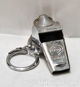 Sammlung von Schl&uuml;sselanh&auml;ngern: LLAVERO DE METAL SILBATO VITORY CHINA - LLAV-28386 - B-1085