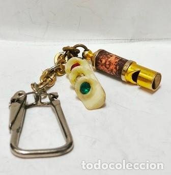 Sammlung von Schl&uuml;sselanh&auml;ngern: LLAVERO DE METAL Y PLASTICO SILBATO Y SEMAFORO PEQUE&Ntilde;OS (SIN PUBLICIDAD) - LLAV-28392 - B-1085