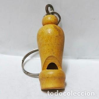 Sammlung von Schl&uuml;sselanh&auml;ngern: LLAVERO DE MADERA SILBATO (RECUERDO DE CASTILLO DE LA TORRE) - LLAV-28393 - B-1085