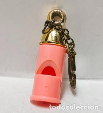 Sammlung von Schl&uuml;sselanh&auml;ngern: LLAVERO DE PLASTICO SILBATO DE COLOR ROSA Y ORO - LLAV-28398 - B-1085
