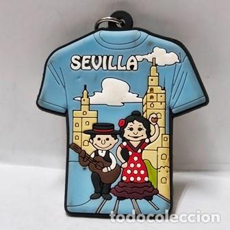 Sammlung von Schl&uuml;sselanh&auml;ngern: LLAVERO DE GOMA CAMISETA RECUERDO DE SEVILLA - LLAV-28407 - B-1086