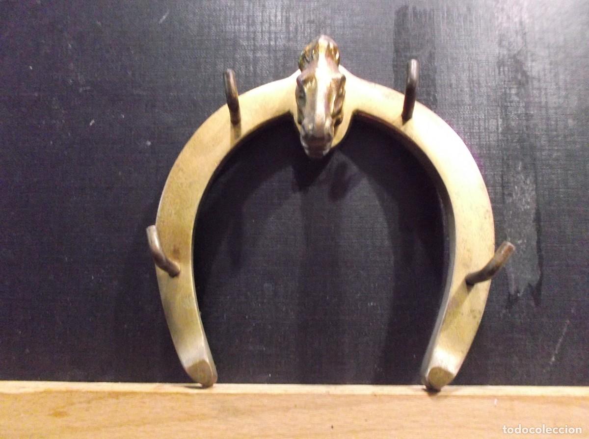 Coleccionismo de llaveros: HERRADURA DE METAL DORADO CON CABEZA DE CABALLO Y4 PUNTOS PARA LLAVEROS.