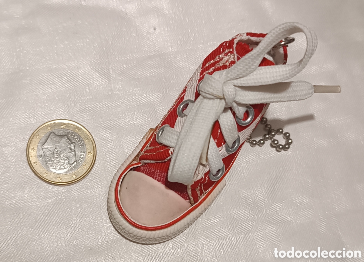 Coleccionismo de llaveros: LLAVERO Zapatilla Deportiva bota en lona, Recuerdo de Denmark Dinamarca.