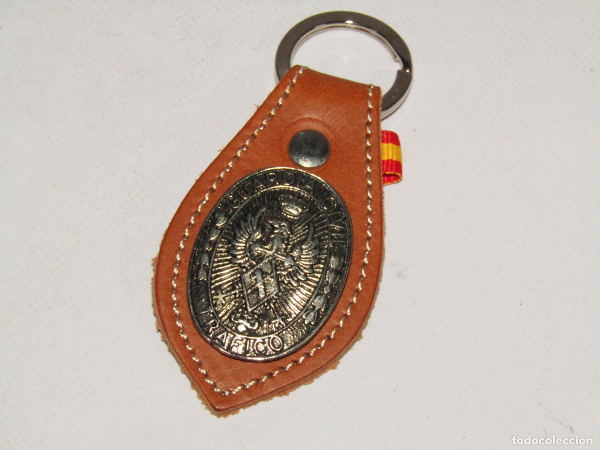 Collection of Keychains: Llavero de la Guardia Civil de Tr&aacute;fico en Cuero y Metales