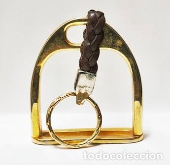 Sammlung von Schl&uuml;sselanh&auml;ngern: LLAVERO DE METAL DORADO Y PIEL ESTRIBO - LLAV-28432 - B-1088