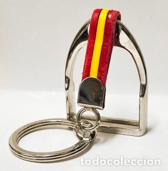 Sammlung von Schl&uuml;sselanh&auml;ngern: LLAVERO DE METAL ESTRIBO Y PIEL BANDERA ESPA&Ntilde;A - LLAV-28434 - B-1088