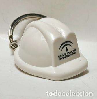 Sammlung von Schl&uuml;sselanh&auml;ngern: LLAVERO DE PLASTICO CASCO JUNTA DE ANDALUCIA CONSEJERIA DE EMPLEO - LLAV-28441 - B-1088