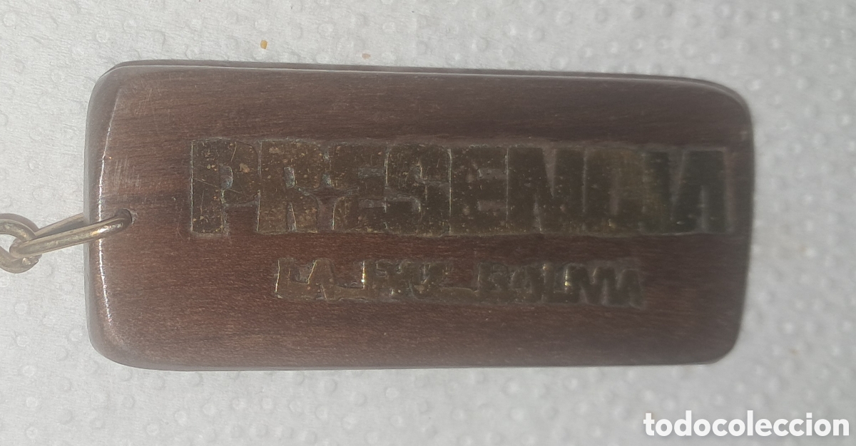 Sammlung von Schl&uuml;sselanh&auml;ngern: LLAVERO PRESENCIA LA PAZ BOLIVIA MADERA Y METAL