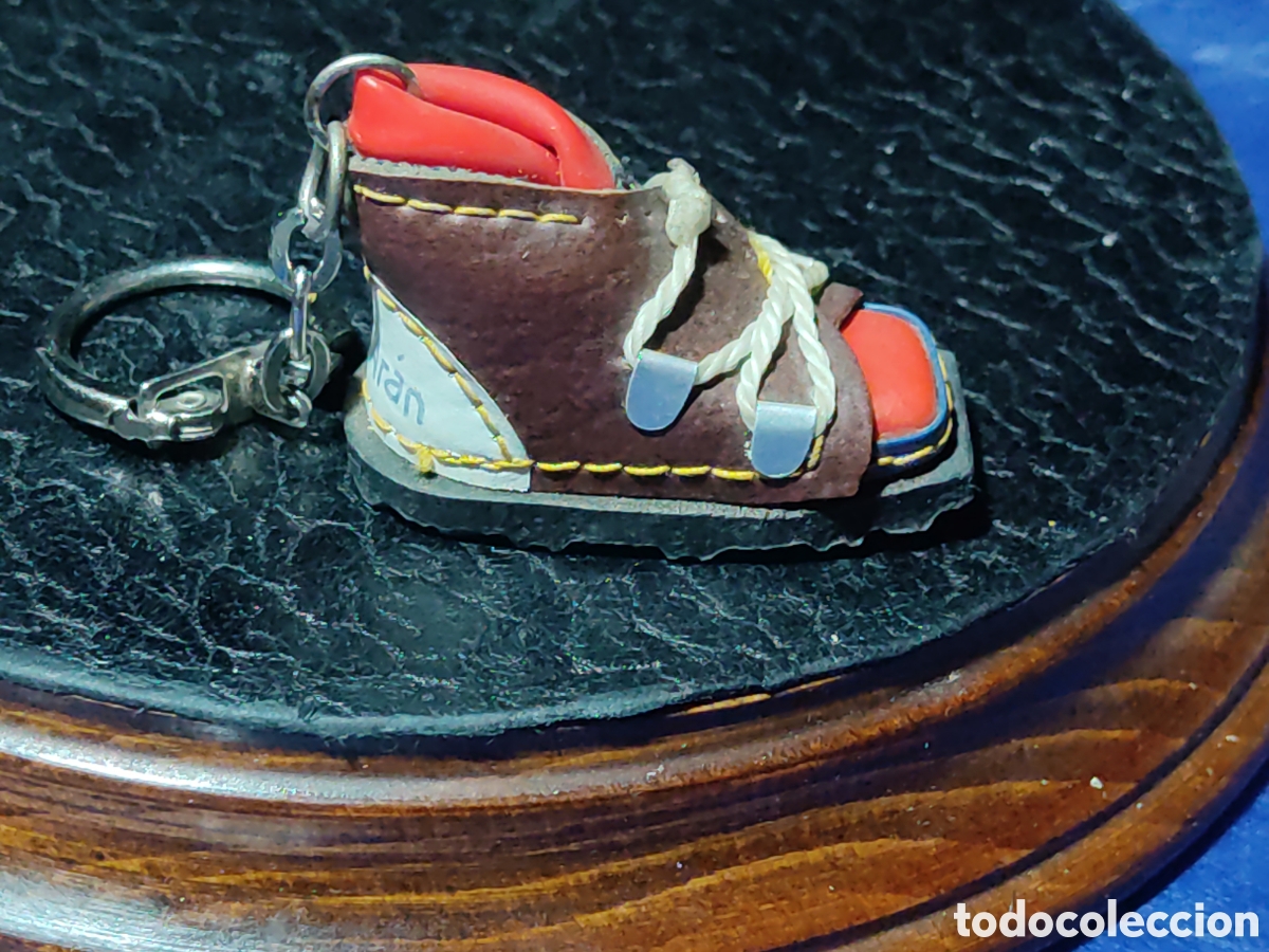 Coleccionismo de llaveros: Llavero bota de monta&ntilde;a recuerdo del valle de Aran.Vintage.