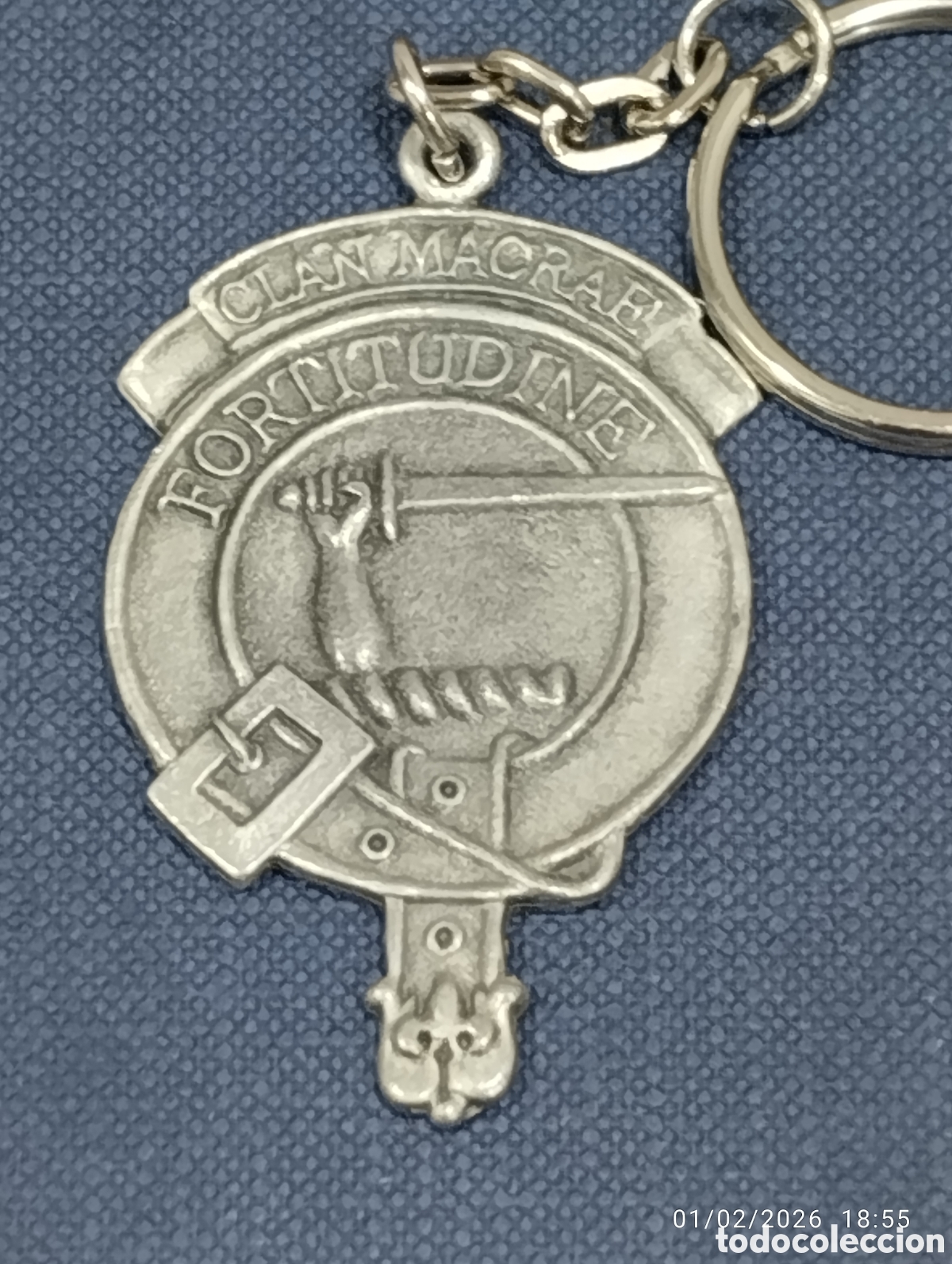 Collection of Keychains: LLAVERO PORTA CLES EN METAL LA FORTALEZA UN BRAZO EMPU&Ntilde;ANDO UNA ESPADA