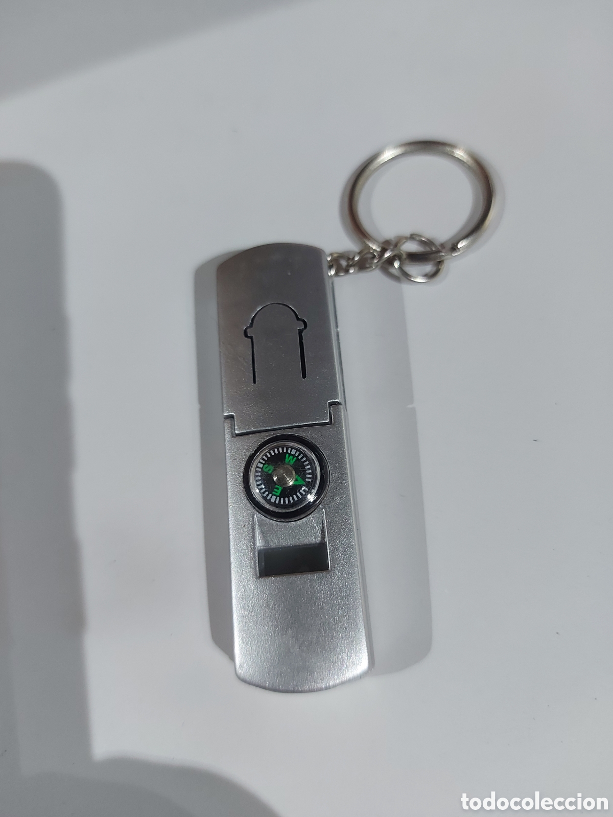Collectionnisme de portes-cl&eacute;s: Llavero br&uacute;jula y luz roja