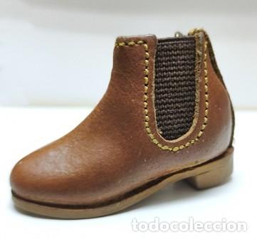 Sammlung von Schl&uuml;sselanh&auml;ngern: LLAVERO DE CUERO BOTIN AGUSTIN CEJUDO REPRESENTANTE - LLAV-28668 - B-1097