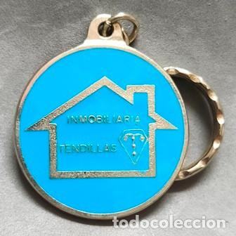 Sammlung von Schl&uuml;sselanh&auml;ngern: LLAVERO DE METAL ESMALTADO INMOBILIARIA TENDILLAS (CORDOBA) - LLAV-28857 - B-1105