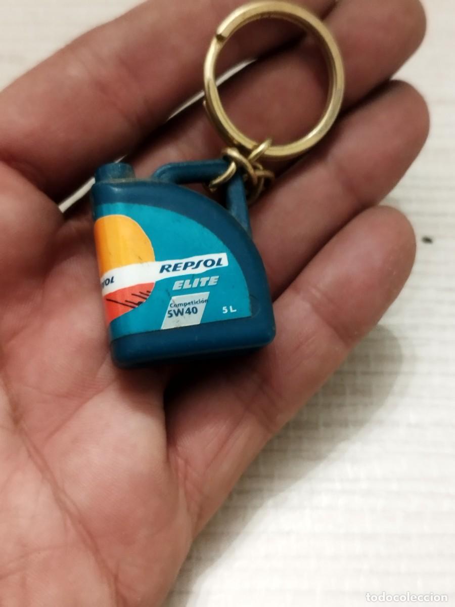 Collection of Keychains: Antiguo llavero de un mini bid&oacute;n Repsol Elite.