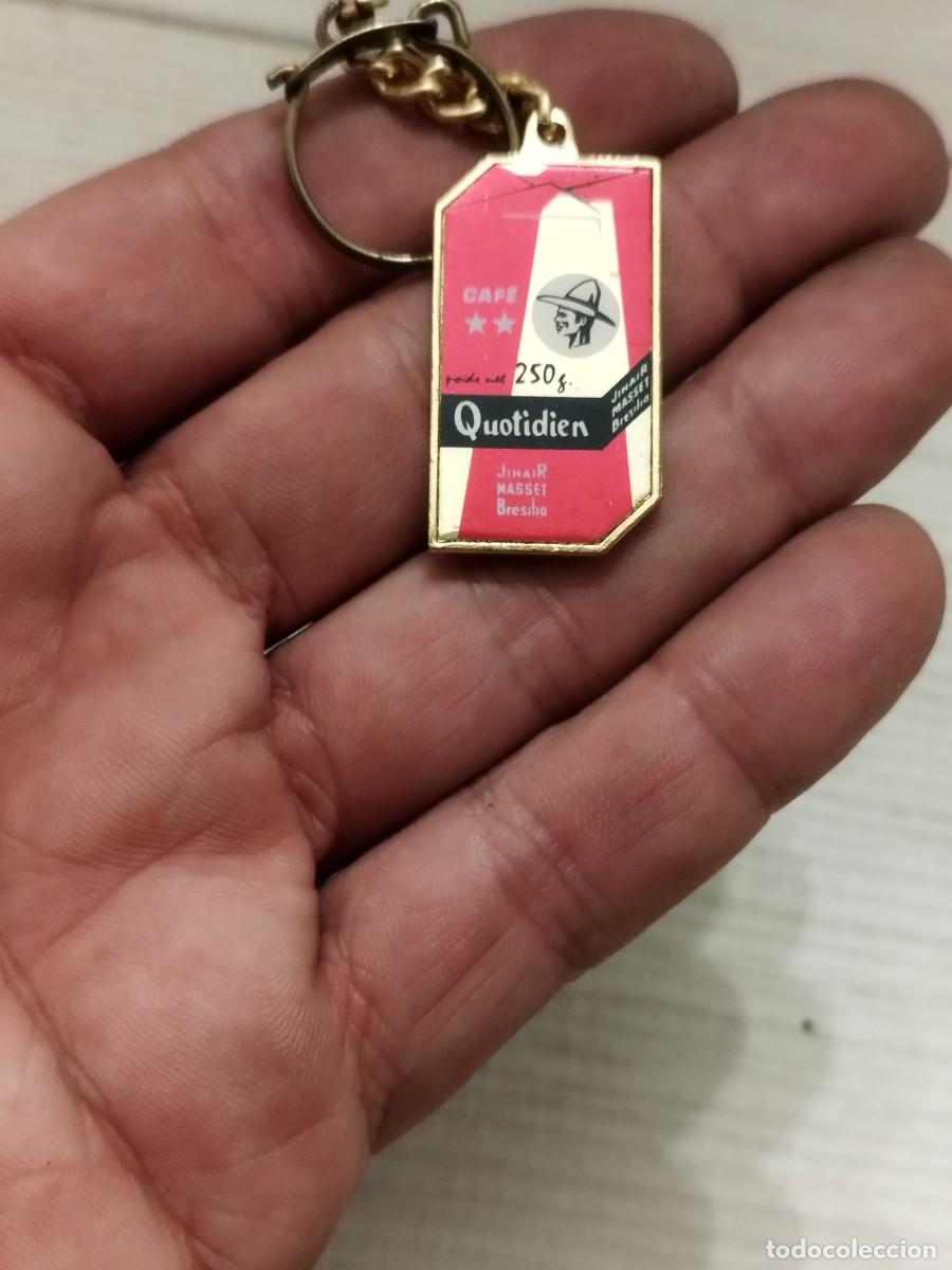 Collection of Keychains: Antiguo Llavero publicidad &rdquo;Caf&eacute; Quotidien&rdquo;, una marca francesa de caf&eacute;. Con San Crist&oacute;bal.