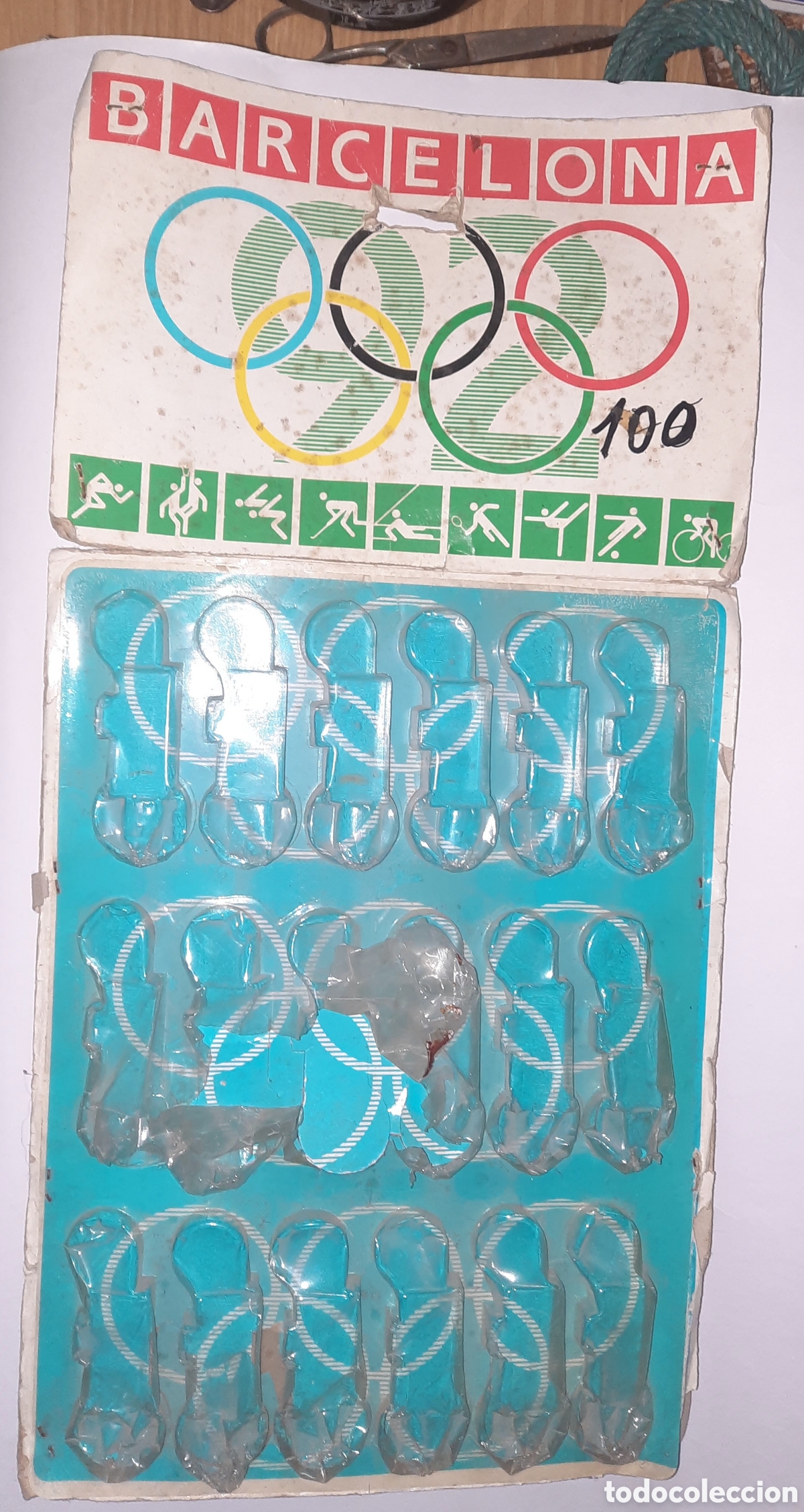 Coleccionismo de llaveros: Expositor llaveros 1992 en cart&oacute;n - Foto 2