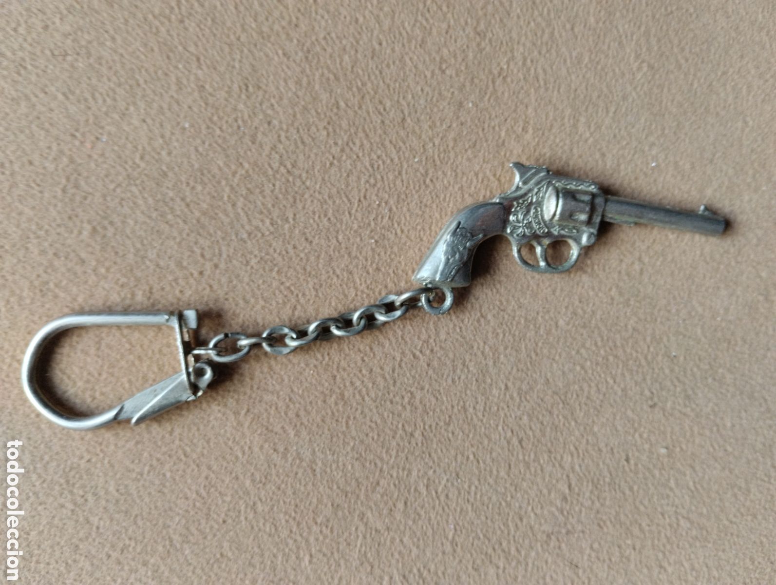 Coleccionismo de llaveros: Llavero antiguo metalico revolver