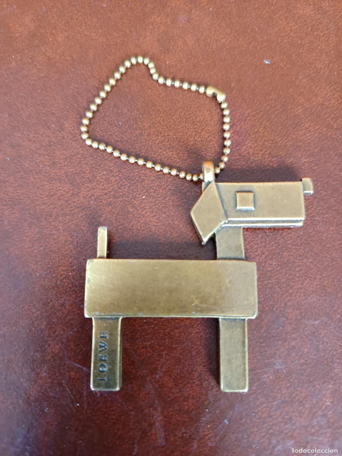 Coleccionismo de llaveros: PRECIOSO LLAVERO DE LOEWE PARA COLGAR EN LA BOTELLA DE PERFUME, FORMA DE PERRO.