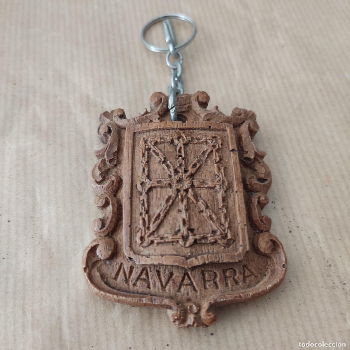 Coleccionismo de llaveros: Escudo de Navarra tallado en madera - Foto 1