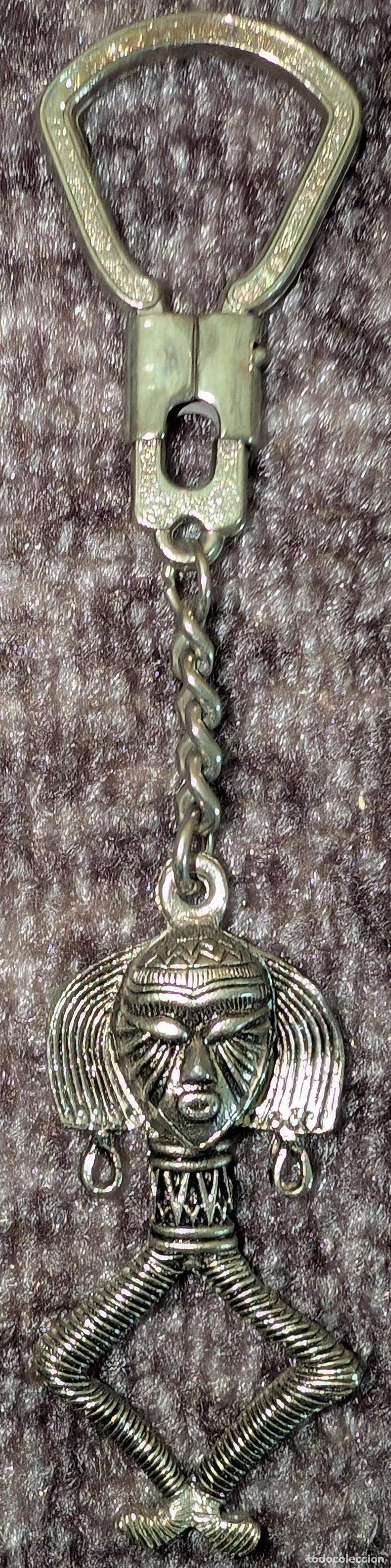 Coleccionismo de llaveros: Antiguo llavero en metal de una figura tribal