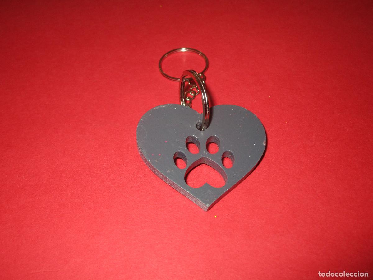 Coleccionismo de llaveros: LLAVERO MADERA CORAZON CON HUELLA DE PERRO GRIS - REGALO MASCOTAS ARTESANAL HECHO A MANO