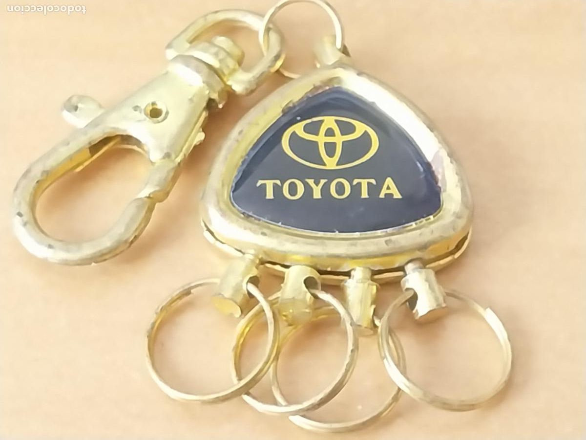 Coleccionismo de llaveros: TOYOTA LLAVERO METAL DORADO USADO BA&Ntilde;O PERDIDO CURIOSO