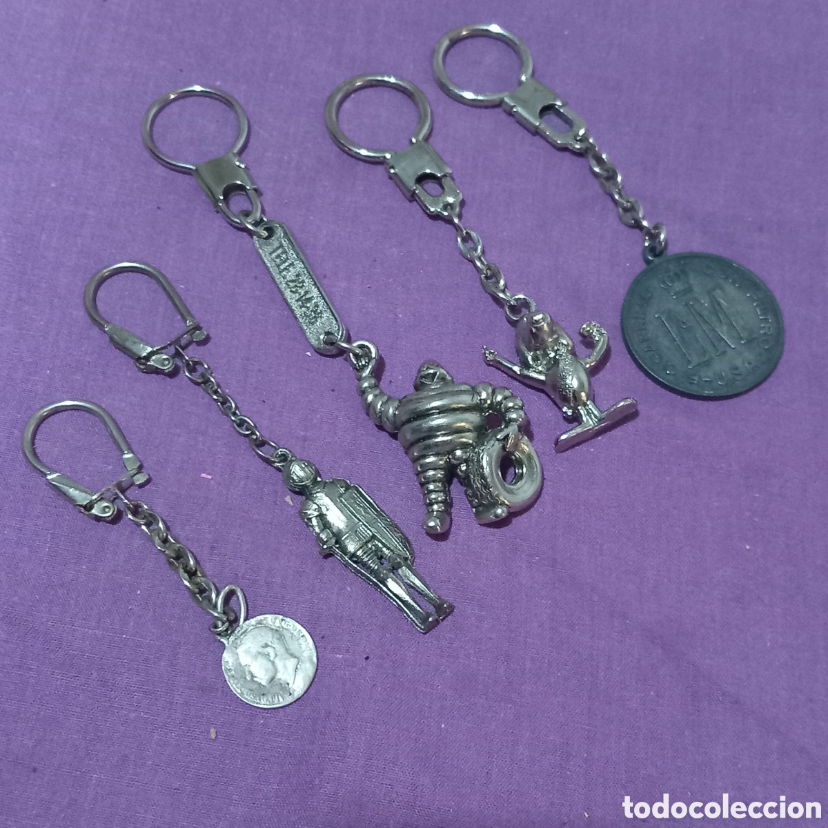 Coleccionismo de llaveros: 5&times;LAVEROS de COLECCION:MICHELLIN/PERRITO BRANDY/LM/ARMADURA/MONEDA s.XIX/