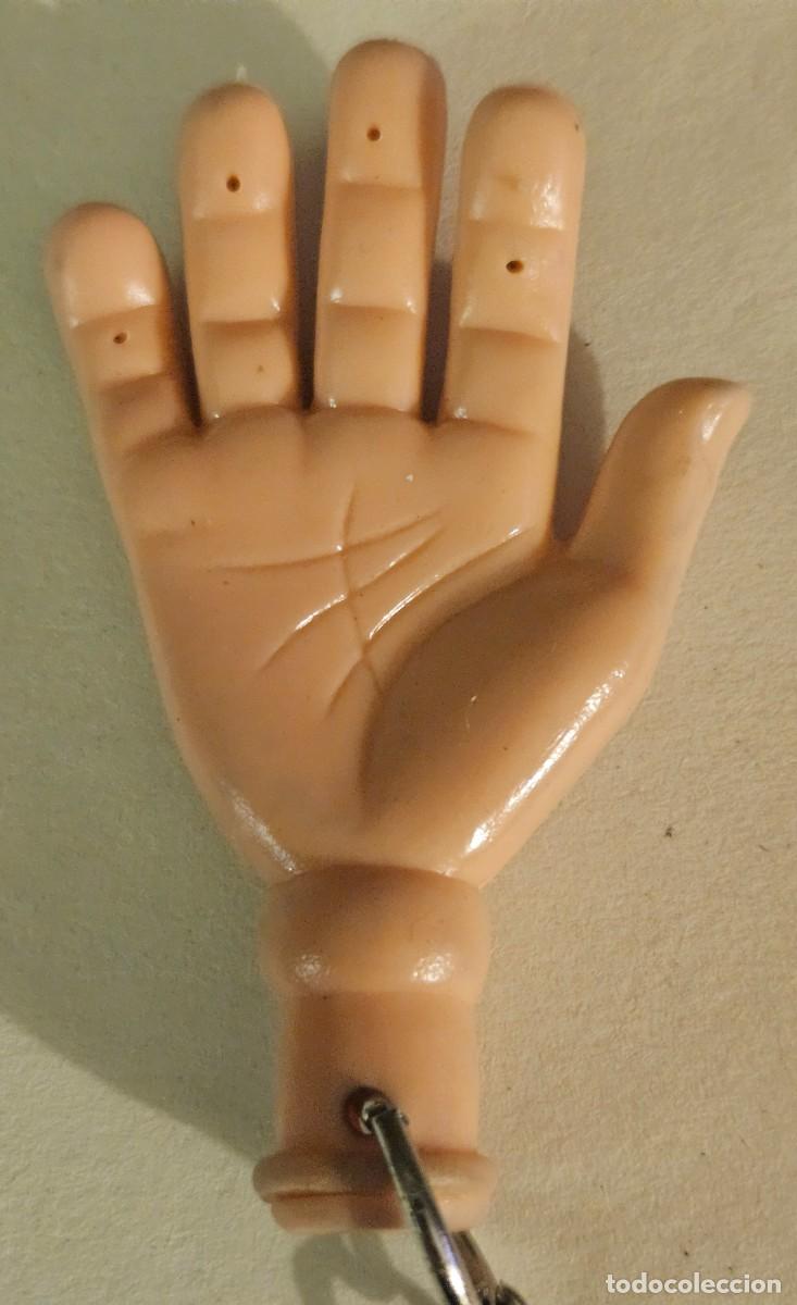 Coleccionismo de llaveros: Llavero - Mano de goma con dedos flexibles