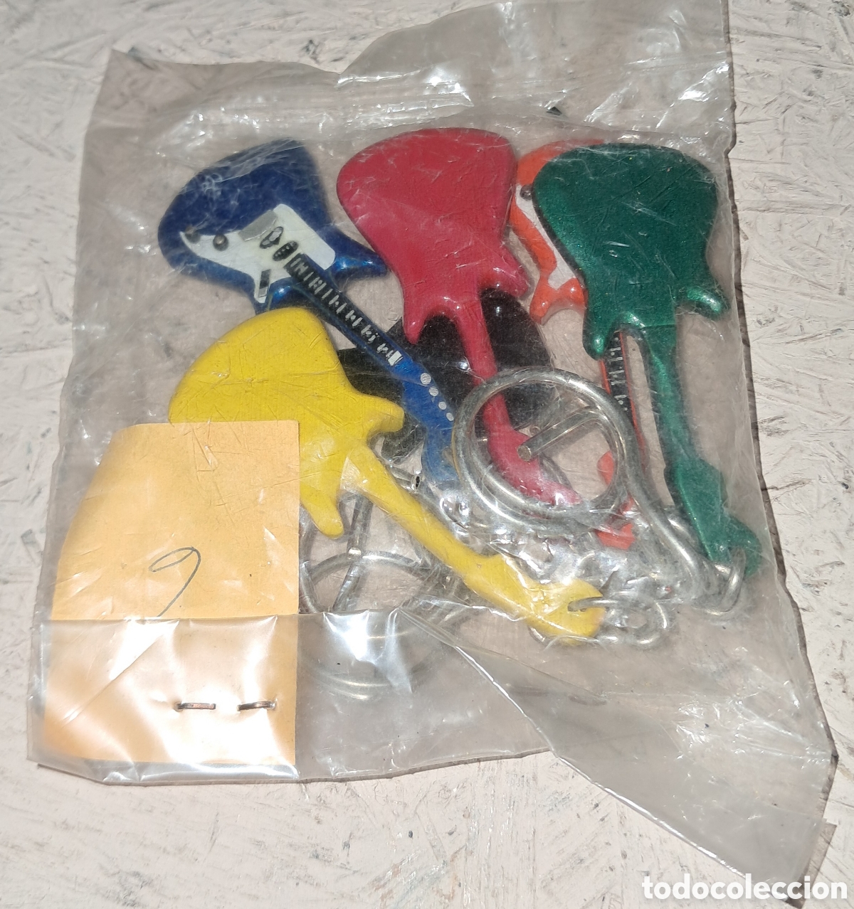 Coleccionismo de llaveros: Pack 6 llaveros de mini guitarras de madera - Foto 2