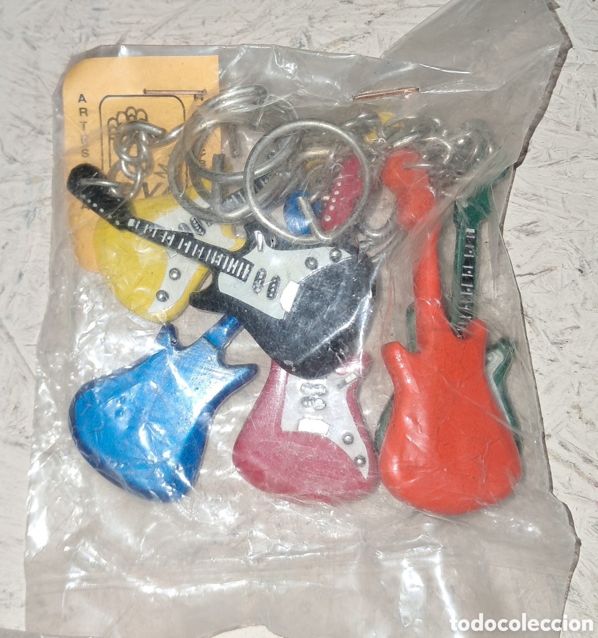 Coleccionismo de llaveros: Pack 6 llaveros de mini guitarras de madera