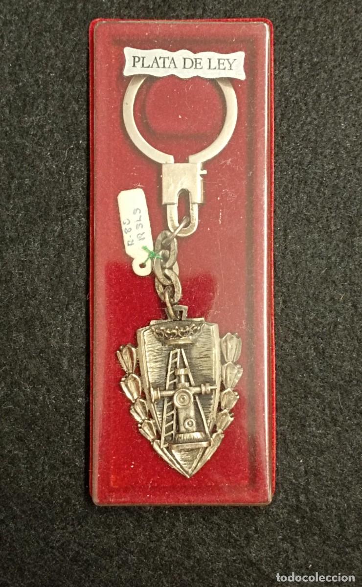 Collection of Keychains: Llavero de plata con emblema de TOP&Oacute;GRAFO. A&ntilde;os 70.