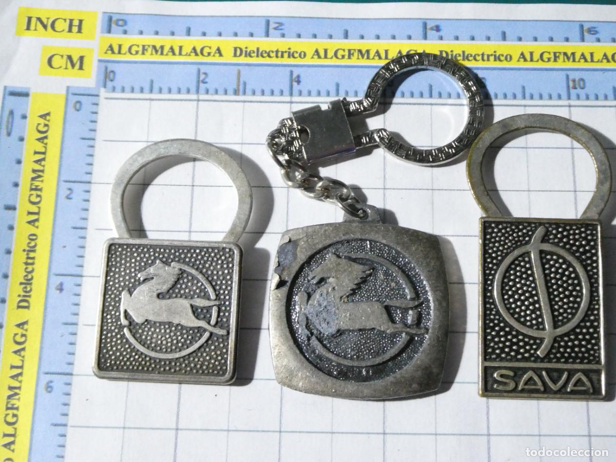 Coleccionismo de llaveros: 3 LLAVEROS ANTIGUOS DE COCHES MOTOS. CAMIONES FURGONETAS PEGASO SAVA