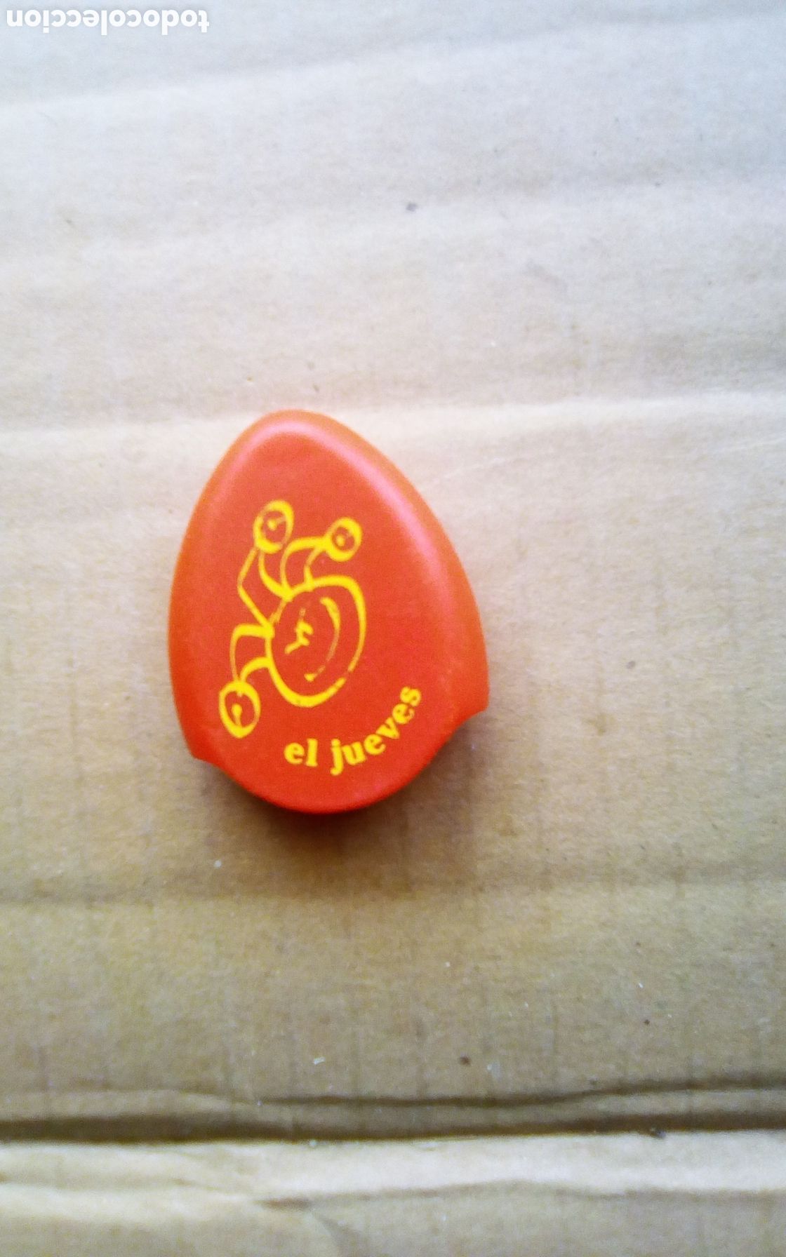 Coleccionismo de llaveros: El Jueves. Pieza de llavero o colgante, tiene una bombilla, pilas agotadas. Mide 45 mm.