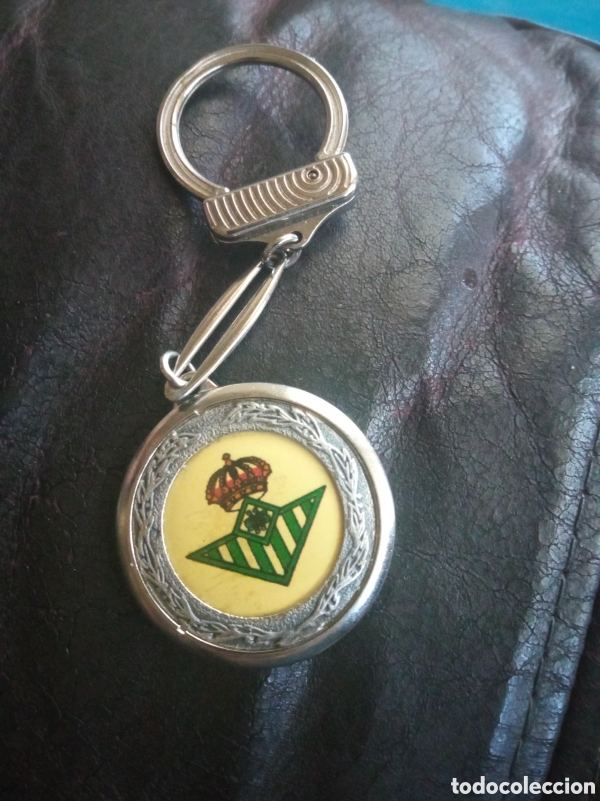 Coleccionismo de llaveros: Antiguo llavero del Betis a Doble cara, mide 35 mm de di&aacute;metro
