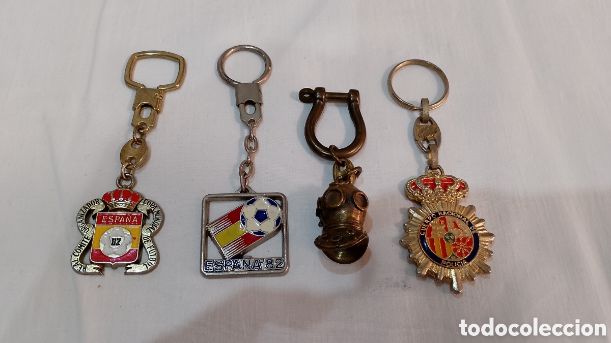 Coleccionismo de llaveros: Lote de 4 llaveros antiguos Espa&ntilde;a 82 . cuerpo de polic&iacute;a y escafandra de bronce